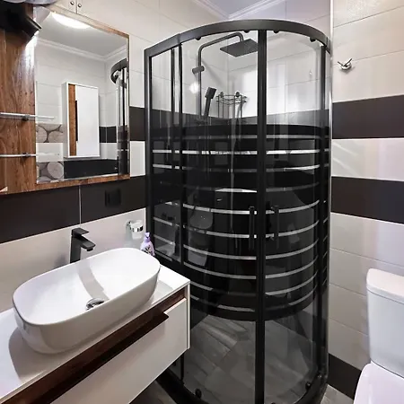 2 Apartments, 2 Parking - Sleeps 8 - Quiet *