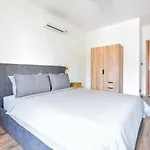2 Apartments, 2 Parking - Sleeps 8 - Quiet بيت للعطل صوفيا
