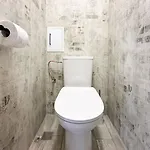 2 Apartments, 2 Parking - Sleeps 8 - Quiet בית נופש