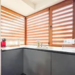 2 Apartments, 2 Parking - Sleeps 8 - Quiet بيت للعطل *