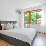 2 Apartments, 2 Parking - Sleeps 8 - Quiet صوفيا