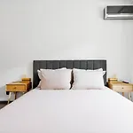 2 Apartments, 2 Parking - Sleeps 8 - Quiet *
