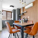 בית נופש 2 Apartments, 2 Parking - Sleeps 8 - Quiet סופיה