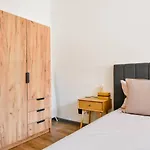 2 Apartments, 2 Parking - Sleeps 8 - Quiet صوفيا