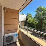 بيت للعطل 2 Apartments, 2 Parking - Sleeps 8 - Quiet *