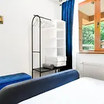 בית נופש 2 Apartments, 2 Parking - Sleeps 8 - Quiet סופיה