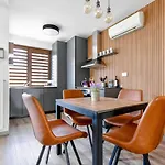 2 Apartments, 2 Parking - Sleeps 8 - Quiet בית נופש *