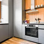 2 Apartments, 2 Parking - Sleeps 8 - Quiet בית נופש