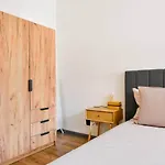 בית נופש 2 Apartments, 2 Parking - Sleeps 8 - Quiet סופיה