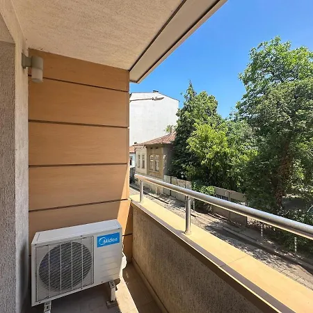 New Building, Free Parking Perfect For Families
