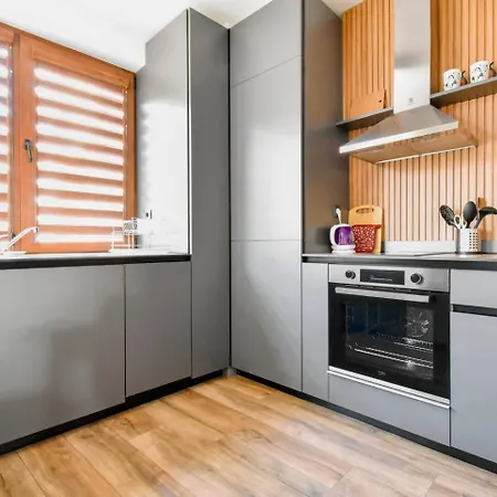 2 Apartments, 2 Parking - Sleeps 8 - Quiet Ваканционна къща София