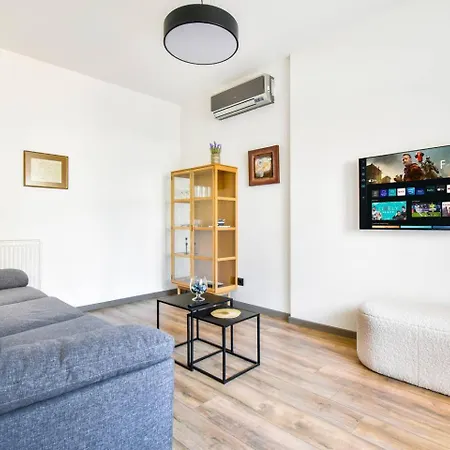 2 Apartments, 2 Parking - Sleeps 8 - Quiet Nyaraló *