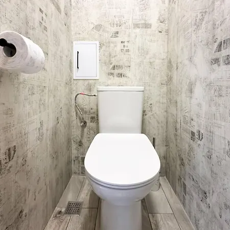 2 Apartments, 2 Parking - Sleeps 8 - Quiet Ваканционна къща