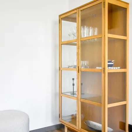 2 Apartments, 2 Parking - Sleeps 8 - Quiet 別荘