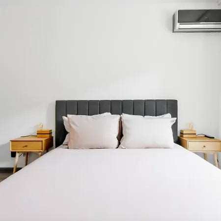 2 Apartments, 2 Parking - Sleeps 8 - Quiet *