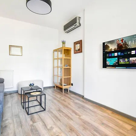 2 Apartments, 2 Parking - Sleeps 8 - Quiet בית נופש *