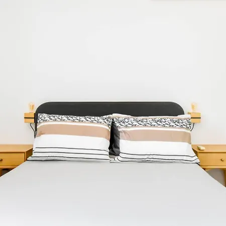 2 Apartments, 2 Parking - Sleeps 8 - Quiet София