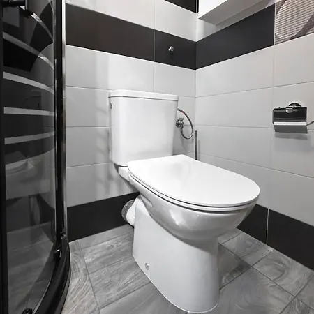 2 Apartments, 2 Parking - Sleeps 8 - Quiet Ваканционна къща *