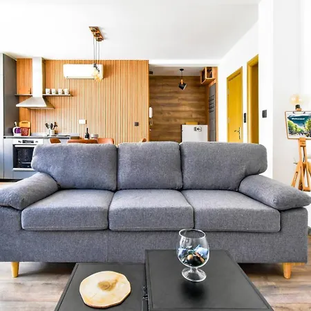 2 Apartments, 2 Parking - Sleeps 8 - Quiet Prázdninový dům *