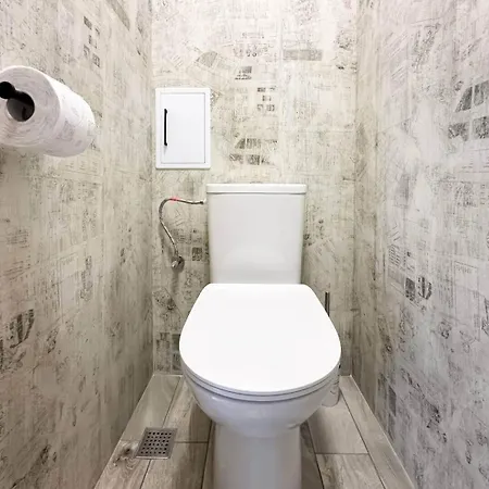 2 Apartments, 2 Parking - Sleeps 8 - Quiet Feriehus *