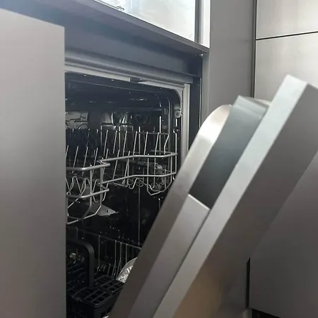 2 Apartments, 2 Parking - Sleeps 8 - Quiet بيت للعطل *