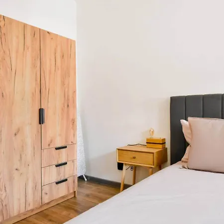 Feriehus 2 Apartments, 2 Parking - Sleeps 8 - Quiet Sofia