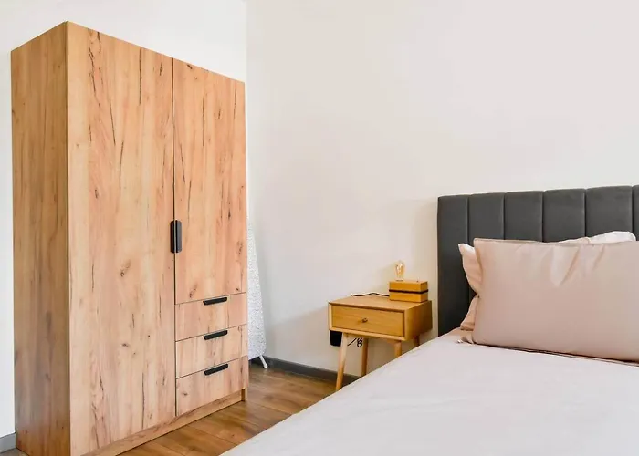 Ferienhaus 2 Apartments, 2 Parking - Sleeps 8 - Quiet Sofia