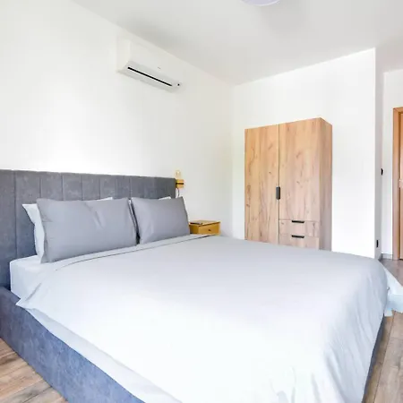 2 Apartments, 2 Parking - Sleeps 8 - Quiet 度假居 索菲亞