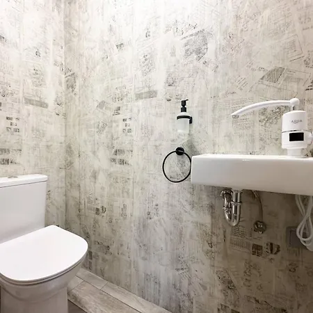 2 Apartments, 2 Parking - Sleeps 8 - Quiet *