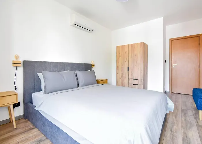 2 Apartments, 2 Parking - Sleeps 8 - Quiet 別荘 ソフィア