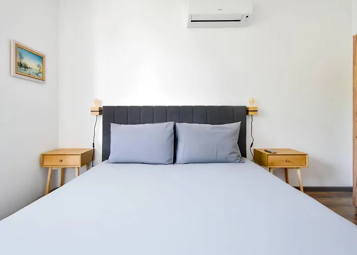 2 Apartments, 2 Parking - Sleeps 8 - Quiet
