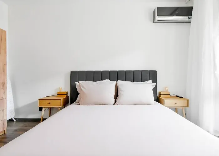 2 Apartments, 2 Parking - Sleeps 8 - Quiet *