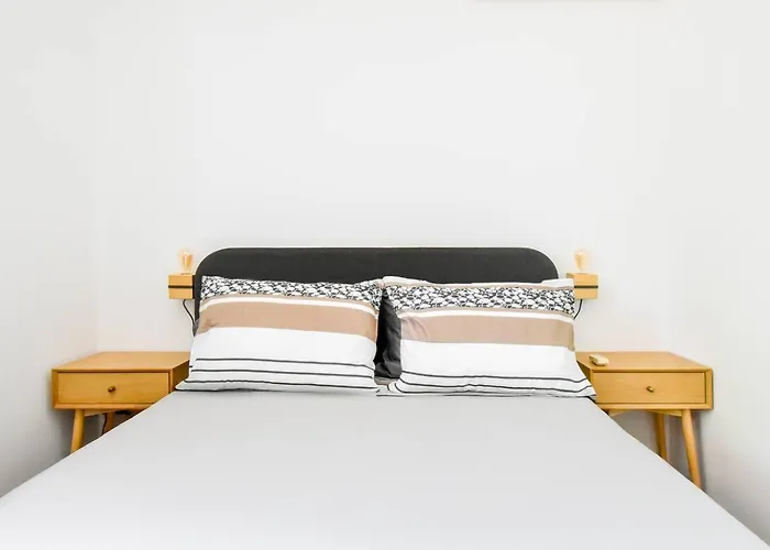 2 Apartments, 2 Parking - Sleeps 8 - Quiet ソフィア