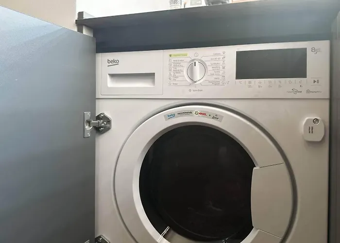 2 Apartments, 2 Parking - Sleeps 8 - Quiet 別荘